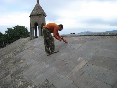 Réfection des joins du toit de l'église Saint-Minas à Dathev